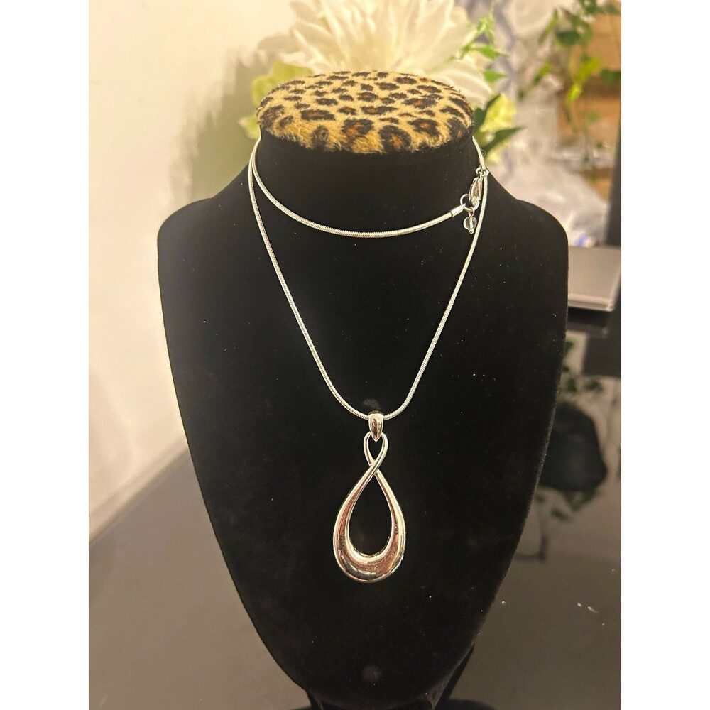 Napier Signed Silver Tone Teardrop Pendant Snake Chain Necklace
